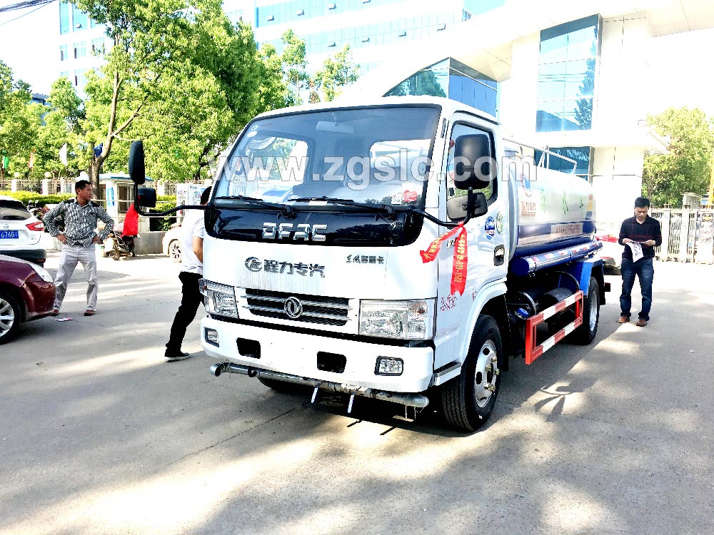 到湖北程力集團(tuán)訂購(gòu)灑水車，現(xiàn)貨供應(yīng)隨時(shí)出發(fā)